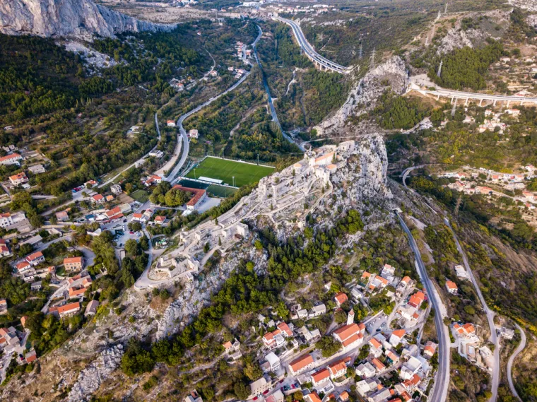 Iza grada dom je kliškog nogometnog kluba Uskok. Igralište smješteno podno impresivne kliške tvrđave našlo se na oku turista nakon što je sama tvrđava zahvaljujući impresivnoj povijesti i vizuri te činjenici da je bilo dio serijala Game of Thrones postalo popularno. NK Uskok je prošle sezone nastupao u 3. ligi Jug
