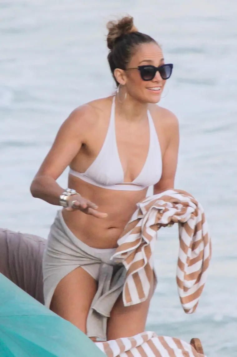 30 fotografija iz svih kutova najbolji su dokaz: Pozadina Jennifer Lopez (53) pravo je savršenstvo