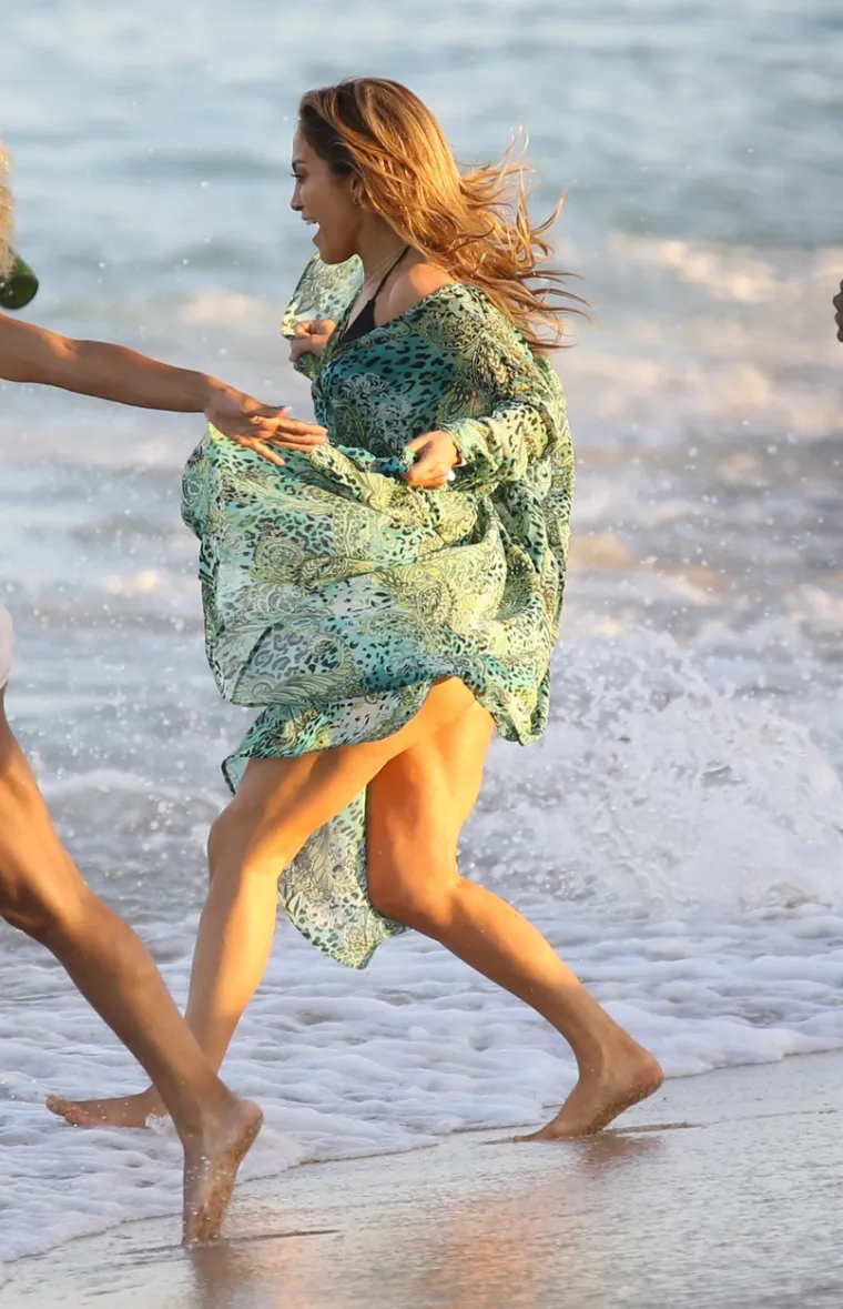 30 fotografija iz svih kutova najbolji su dokaz: Pozadina Jennifer Lopez (53) pravo je savršenstvo