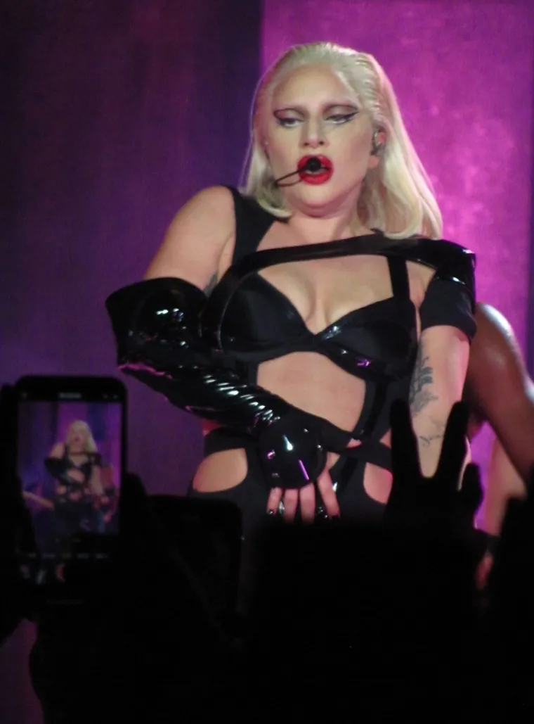 Lady Gaga raspametila London: Vratila se kao kraljica s eksplozivnom energijom i vatrenim, seksi kostimima