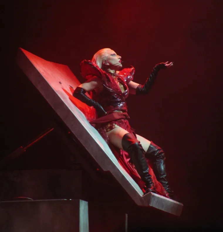 Lady Gaga raspametila London: Vratila se kao kraljica s eksplozivnom energijom i vatrenim, seksi kostimima