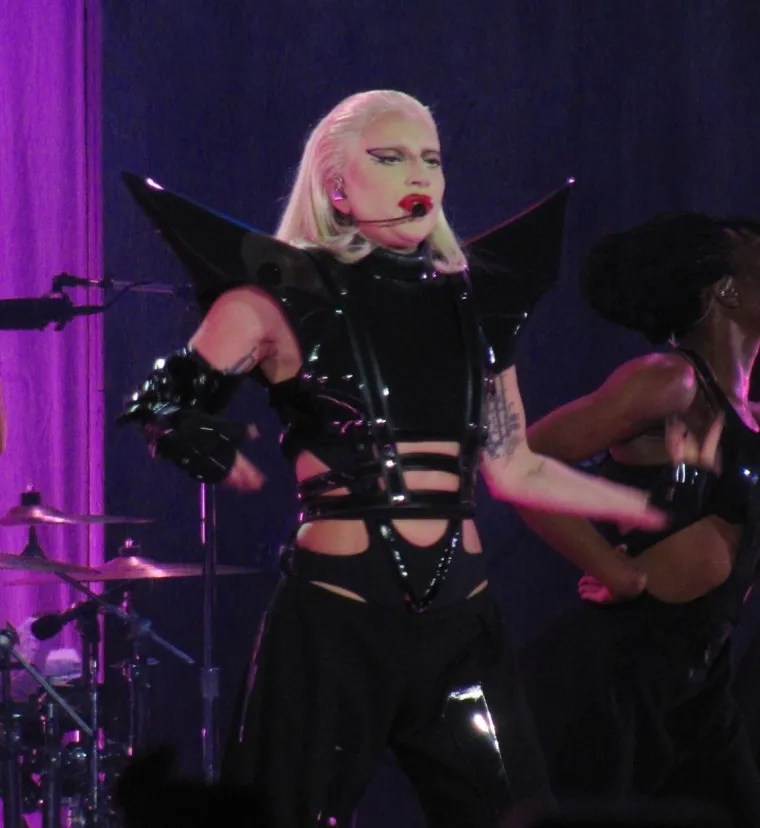 Lady Gaga raspametila London: Vratila se kao kraljica s eksplozivnom energijom i vatrenim, seksi kostimima