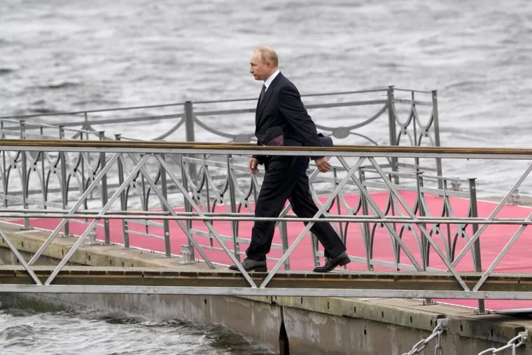 Putin se vozio brodom na proslavi pa najavio: 'Stiže nam zastrašujuće oružje'