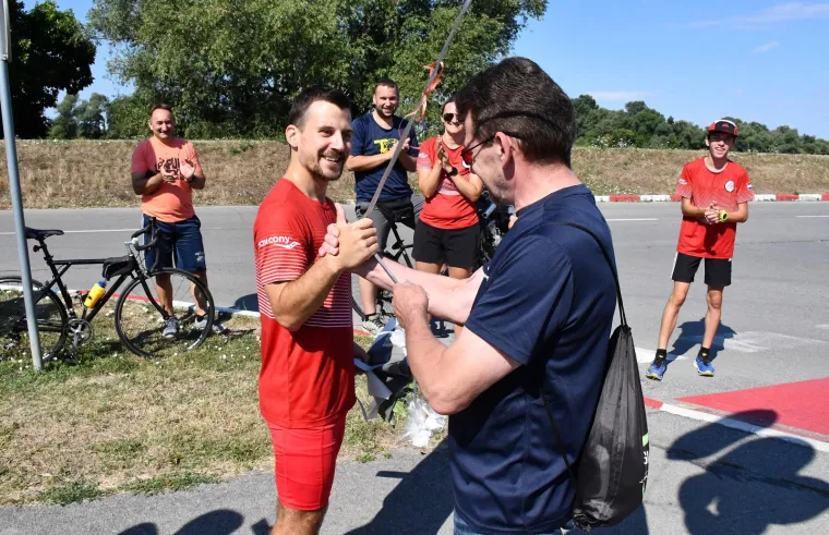 Vedran Dulj obilježio 1000. dan uzastopnog trčanja: Pogledajte kako su Brođani proslavili taj nevjerojatan doseg