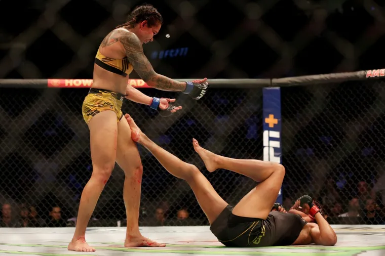 Zvijezda UFC-a te&scaron;ko stradala u borbi za titulu: 'Ostala je bez komada čela, morat će na kirurgiju'