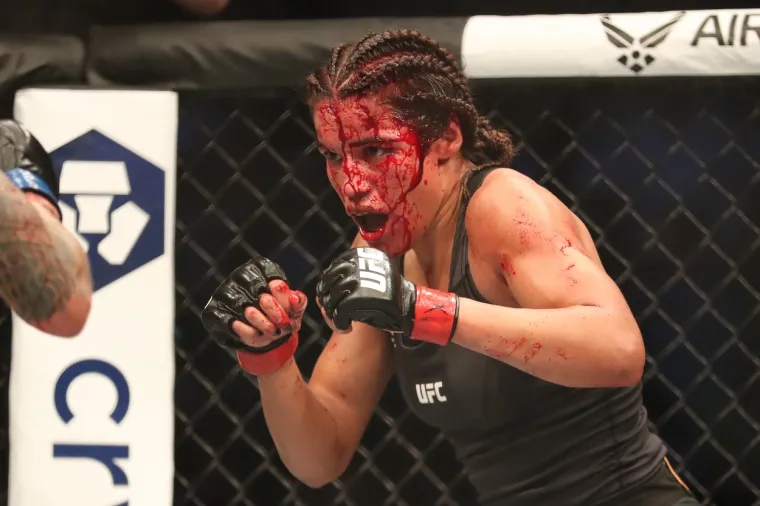 Zvijezda UFC-a te&scaron;ko stradala u borbi za titulu: 'Ostala je bez komada čela, morat će na kirurgiju'