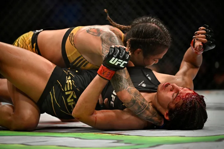 Zvijezda UFC-a te&scaron;ko stradala u borbi za titulu: 'Ostala je bez komada čela, morat će na kirurgiju'