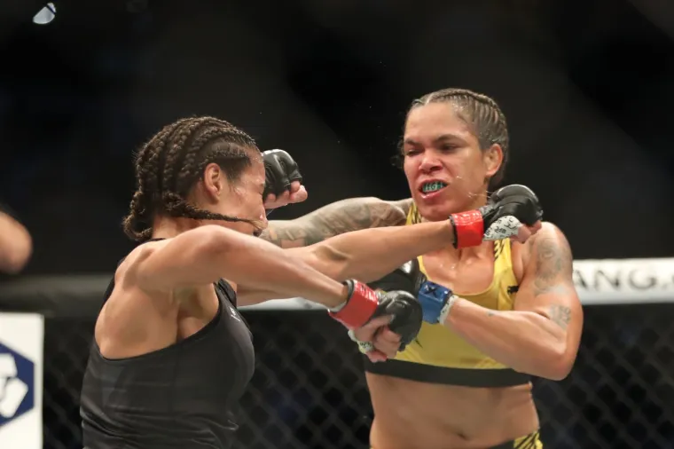 Zvijezda UFC-a te&scaron;ko stradala u borbi za titulu: 'Ostala je bez komada čela, morat će na kirurgiju'