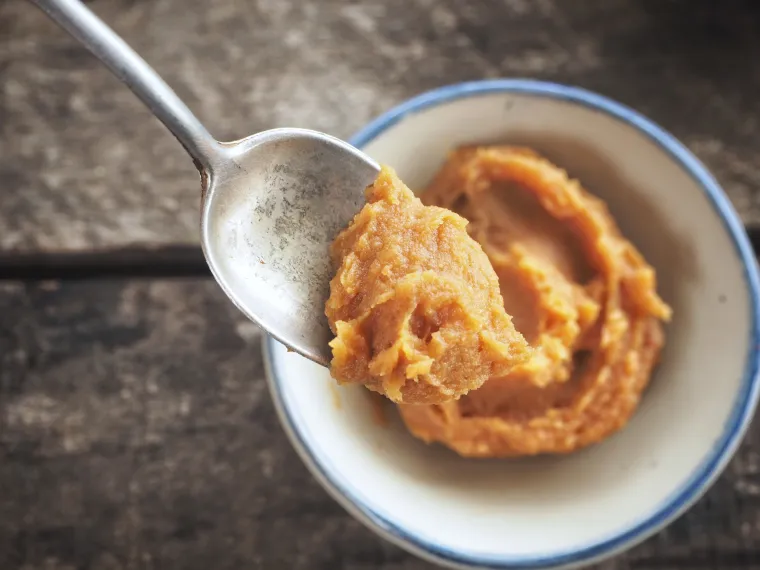 Ako još uvijek niste čulo za miso, sada je pravo vrijeme. Naime, miso je fermentirana pasta od soje, riže, ječma i morske soli, u koju se ponekad dodaju i alge. Sadrži visok postotak bakterija Lactobacillus kao i enzime koji sjajno djeluju na probavu.
