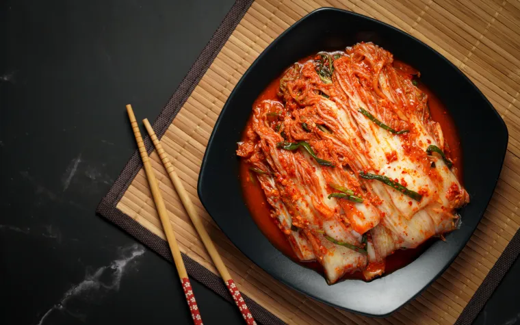 Kimchi je ljutkasto fermentirano povrće bogato probavnim enzimima, zdravim probioticima i dobrim bakterijama koje koloniziraju probavni sustav i pomažu kod detoksikacije i normalnog funkcioniranja svih ‘eliminacijskih organa’ i to prije svega crijeva, ali i jetre i bubrega. 