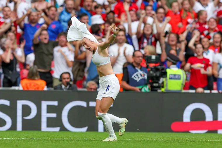 Engleske nogometa&scaron;ice pravi su hit: Pogledajte prizore za pamćenje; 'Pokazale su mu&scaron;karcima kako se to radi'