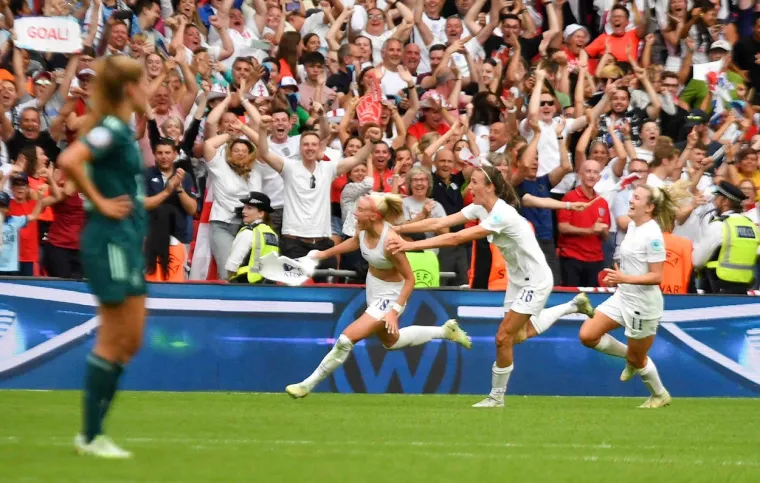 Engleske nogometa&scaron;ice pravi su hit: Pogledajte prizore za pamćenje; 'Pokazale su mu&scaron;karcima kako se to radi'