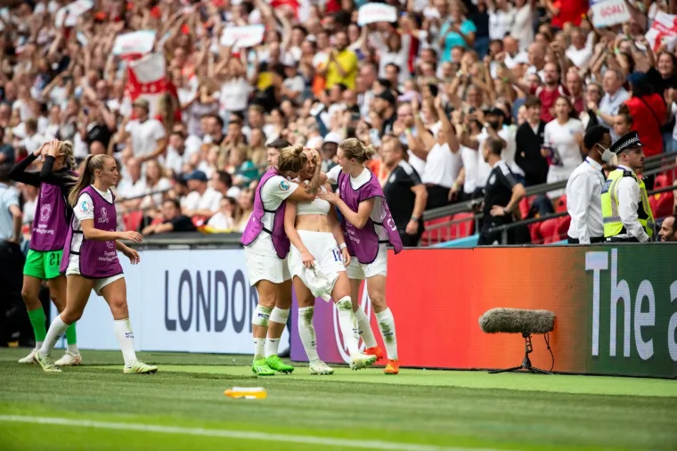 Engleske nogometa&scaron;ice pravi su hit: Pogledajte prizore za pamćenje; 'Pokazale su mu&scaron;karcima kako se to radi'