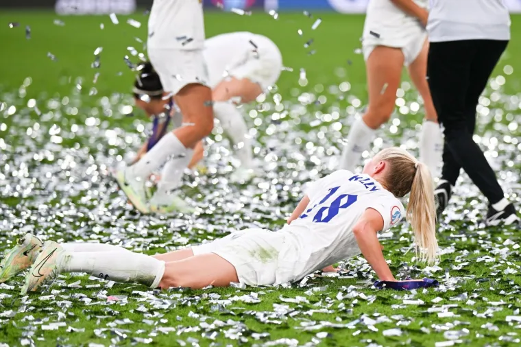 Engleske nogometa&scaron;ice pravi su hit: Pogledajte prizore za pamćenje; 'Pokazale su mu&scaron;karcima kako se to radi'