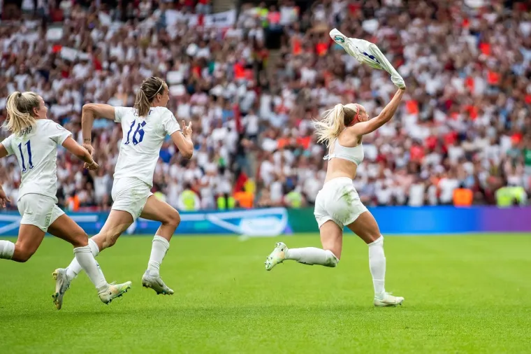 Engleske nogometa&scaron;ice pravi su hit: Pogledajte prizore za pamćenje; 'Pokazale su mu&scaron;karcima kako se to radi'