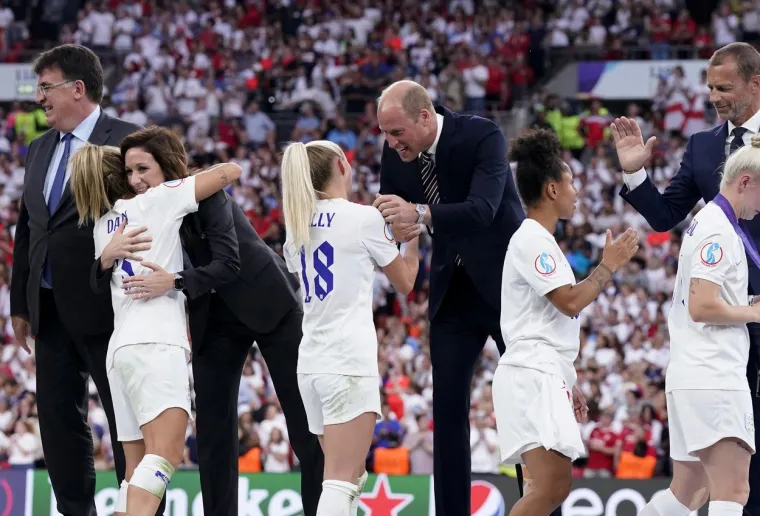Engleske nogometa&scaron;ice pravi su hit: Pogledajte prizore za pamćenje; 'Pokazale su mu&scaron;karcima kako se to radi'