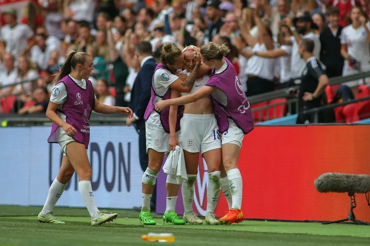 Engleske nogometa&scaron;ice pravi su hit: Pogledajte prizore za pamćenje; 'Pokazale su mu&scaron;karcima kako se to radi'