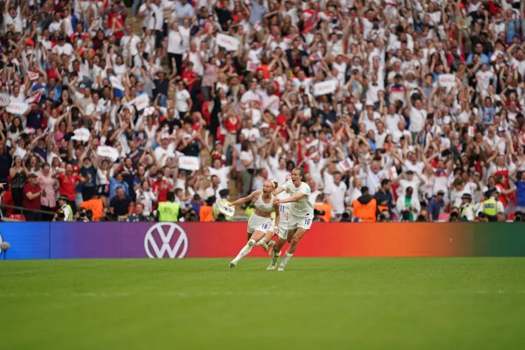 Engleske nogometa&scaron;ice pravi su hit: Pogledajte prizore za pamćenje; 'Pokazale su mu&scaron;karcima kako se to radi'