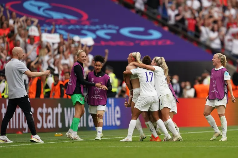 Engleske nogometa&scaron;ice pravi su hit: Pogledajte prizore za pamćenje; 'Pokazale su mu&scaron;karcima kako se to radi'