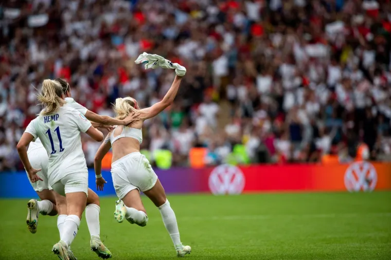 Engleske nogometa&scaron;ice pravi su hit: Pogledajte prizore za pamćenje; 'Pokazale su mu&scaron;karcima kako se to radi'