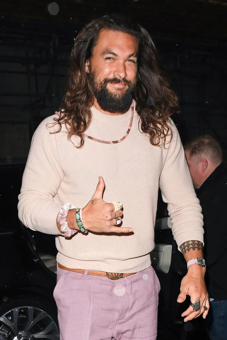 Nedavno se razveo od 12 godina starije, a sada ljubi isto toliko mlađu? Jason Momoa, čini se, više definitivno nije solo
