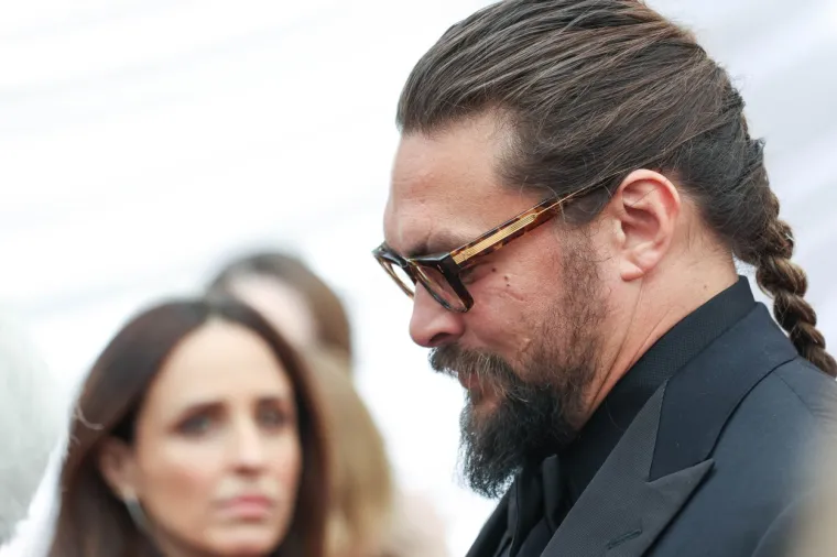 Nedavno se razveo od 12 godina starije, a sada ljubi isto toliko mlađu? Jason Momoa, čini se, više definitivno nije solo