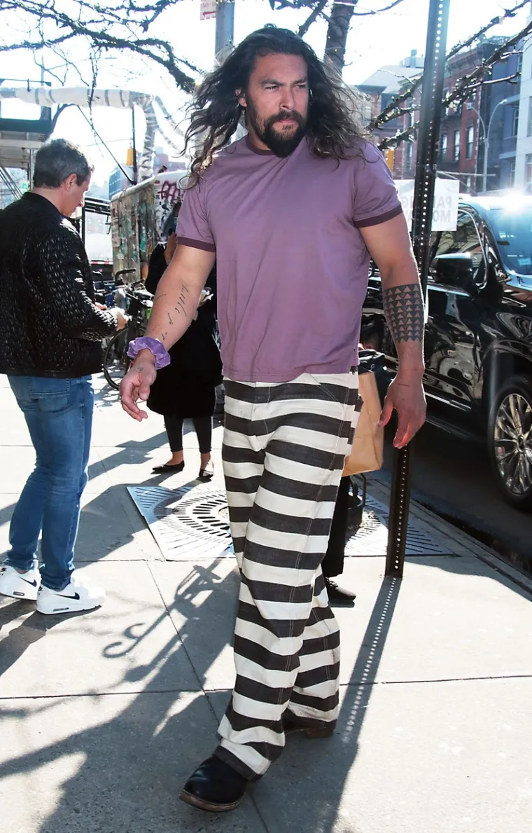 Nedavno se razveo od 12 godina starije, a sada ljubi isto toliko mlađu? Jason Momoa, čini se, više definitivno nije solo