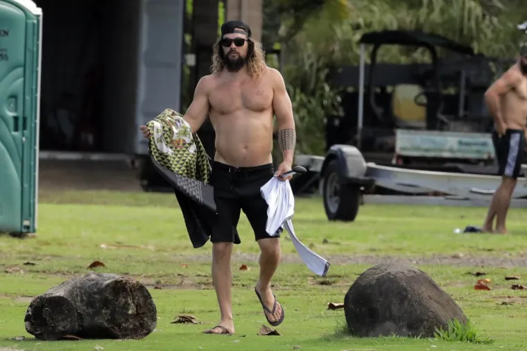 Nedavno se razveo od 12 godina starije, a sada ljubi isto toliko mlađu? Jason Momoa, čini se, više definitivno nije solo