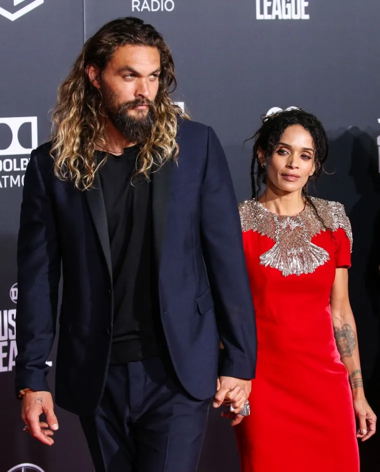 Momoa se u siječnju razveo od od kolegice Lise Bonet koja je 12 godina starija od njega, a u nju je bio zaljubljen otkad ju je kao dječak, prvi put vidio na televiziji. Imaju dvoje zajedničke djece, a tu je i Zoe, kći koju Lisa ima iz braka s Lennyjem Kravitzom. Par je u vezi bio punih 16 godina. 
