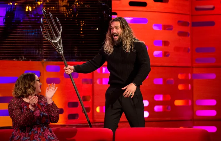 Jason Momoa sa žezlom Aquamana, strip junaka kojeg je utjelovio u istoimenom filmu, u showu Grahama Nortona.