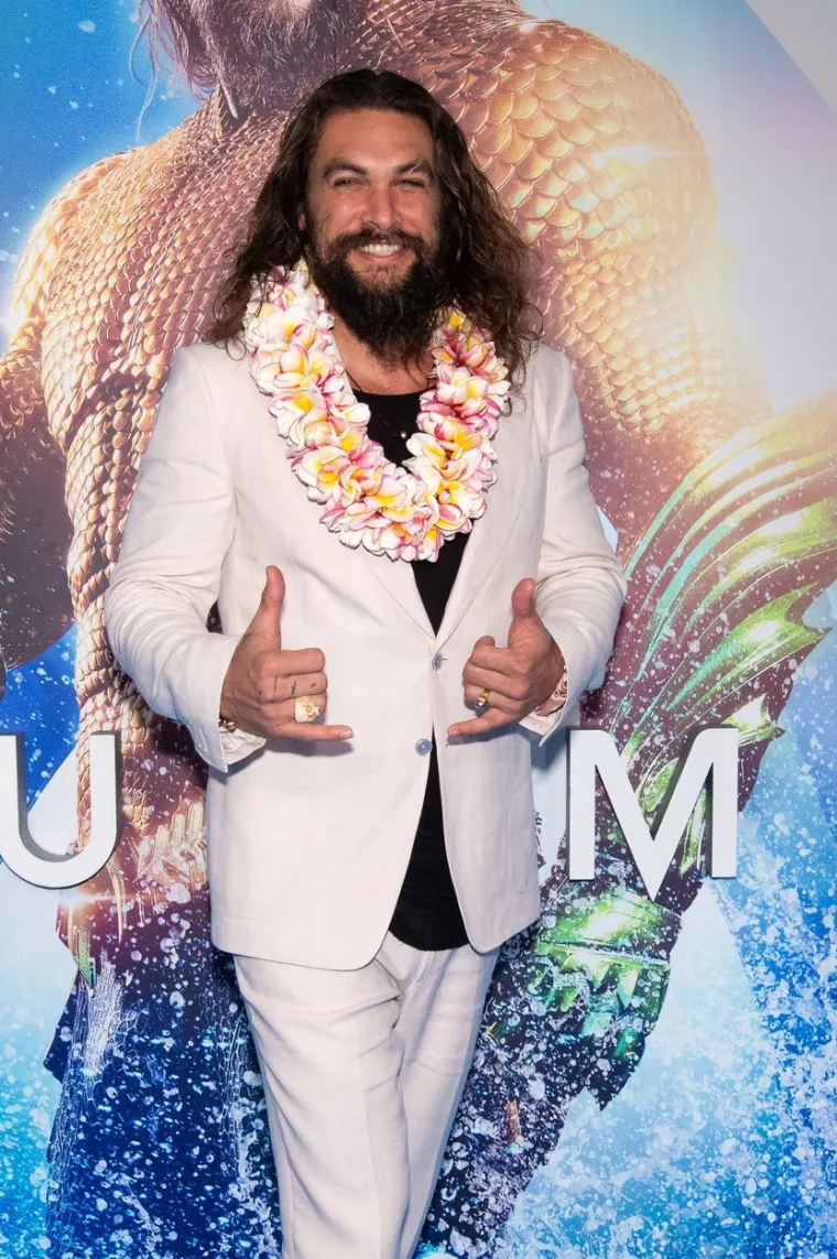 Nedavno se razveo od 12 godina starije, a sada ljubi isto toliko mlađu? Jason Momoa, čini se, više definitivno nije solo