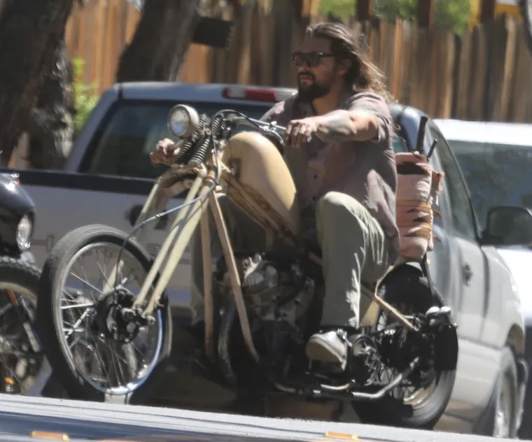Nedavno se razveo od 12 godina starije, a sada ljubi isto toliko mlađu? Jason Momoa, čini se, više definitivno nije solo