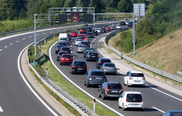 Povremeno se vozi usporeno, u kolonama u pokretu uz kraće zastoje u zonama tunela, odmori&scaron;ta, naplatnih postaja i čvorova te dionicama cesta gdje su u tijeku radovi, priopćili su iz HAK-a