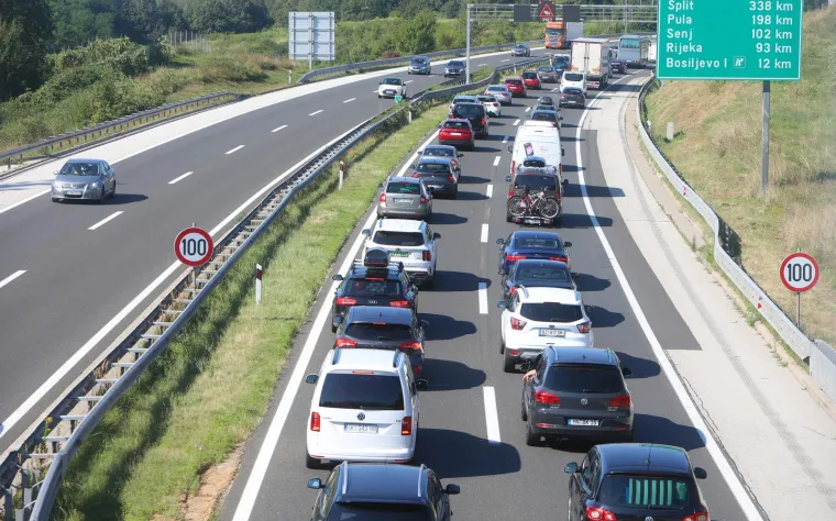 Mjestimične usporene kolone vozila su u pokretu na autocesti A1 između čvora Lučko i čvora Bosiljevo II u smjeru Dubrovnika