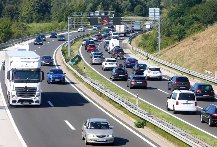 Na izlasku s autoceste na naplatnoj postaji Lučko kolona je oko 3 km, a na NP Demerje oko 1 km