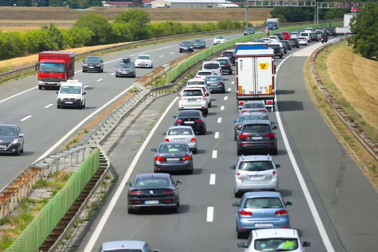 Zbog pojačanog prometa i kolone od oko 2 km na NP Karamatići u smjeru Dubrovnik