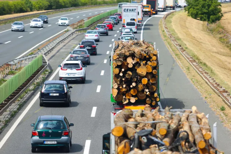 Kolona vozila na čvoru Jankomir u smjeru Zagreba 2 km