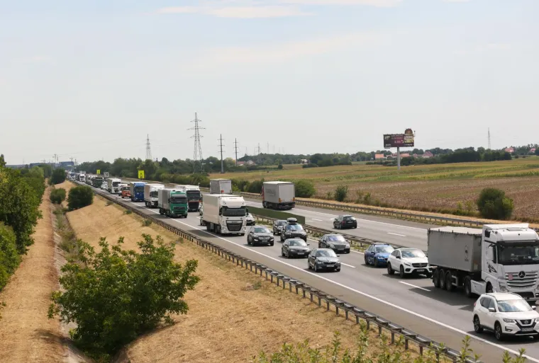 Zbog pojačanog prometa na graničnim prijelazima Ka&scaron;tel i Plovanija kolona u smjeru Slovenije duga je oko 2 km, a na tunelu Učka u smjeru Rijeke oko 1 km