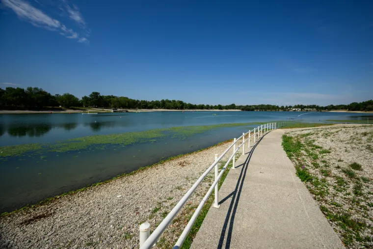 Pogledajte prizore Jaruna koji je prekriven muljem i smećem, a kupači plivaju među lopočima