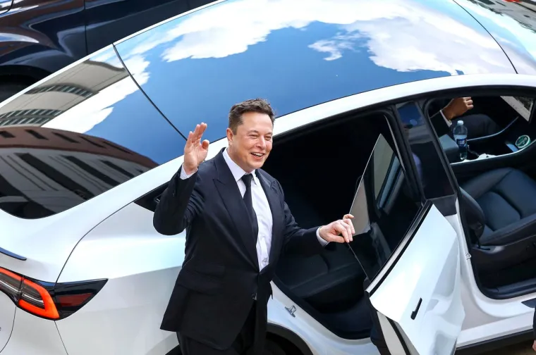 Kada su ga pitali vozi li Teslu, odgovorio je da on radije preferira Bentley, Rolls-Royce i Mercedes-Benz. Također je dodao da mu njegov sin ne daje novac.