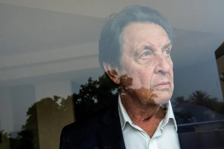 Errol je otkrio i da se Elonu Musku i njegovim sestrama ne sviđa njegov odnos s njihovom polusestrom. &quot;I dalje im se ne sviđa. Još uvijek im je to pomalo jezivo jer im je ona sestra. Zapravo, polusestra&quot;, objasnio je.