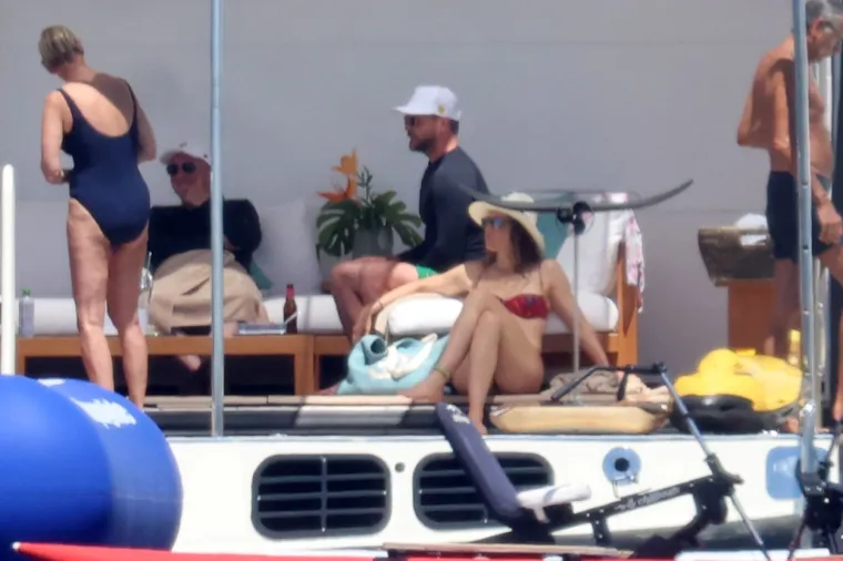Justinu Timberlakeu pala sjekira u med: Kad je s Jessicom Biel na kupanju, ne pušta je iz ruku. A kako i bi...
