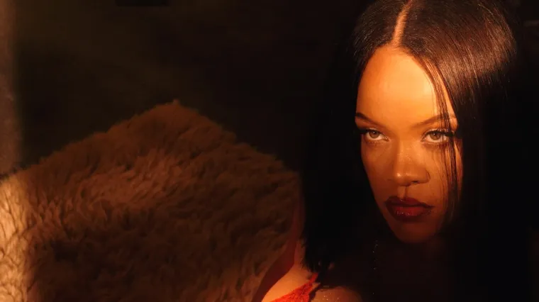 Boginja se vratila na posao: Novopečena mama Rihanna izgleda zapanjujuće u donjem rublju s njenim vatrenim potpisom