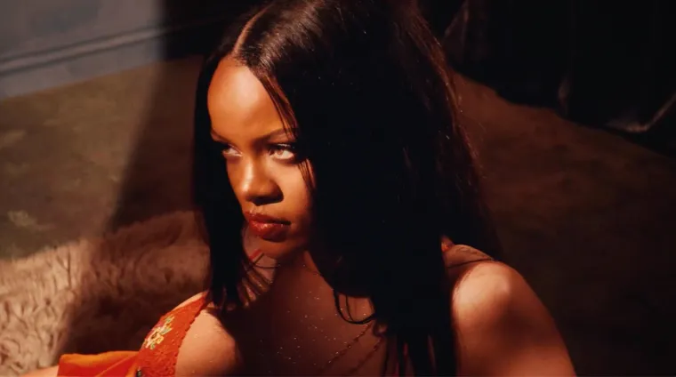 Boginja se vratila na posao: Novopečena mama Rihanna izgleda zapanjujuće u donjem rublju s njenim vatrenim potpisom