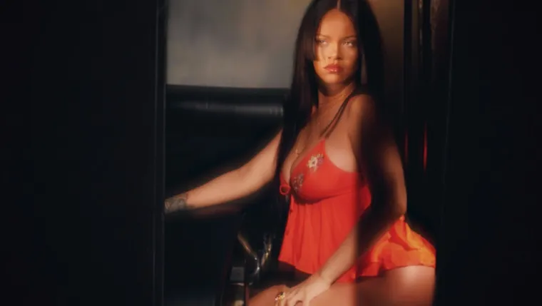Boginja se vratila na posao: Novopečena mama Rihanna izgleda zapanjujuće u donjem rublju s njenim vatrenim potpisom