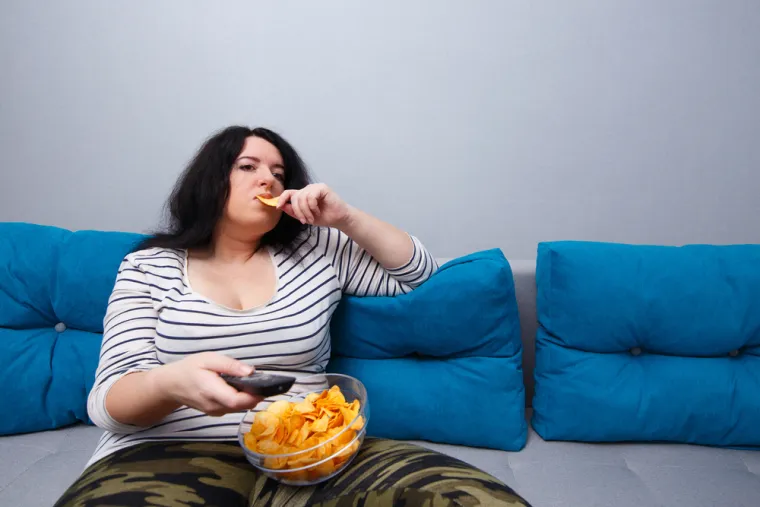 Na rizik za razvoj visokog kolesterola utječu brojni čimbenici, od genetske predispozicije do dobi i spola. Primjerice, žene koje su u predmenopauzi i menopauzi mogu razviti visok kolesterol jer im tijelo smanjeno luči estrogen, a ovaj hormon utječe na metabolizam tvari u organizmu. Kad je spol u pitanju, muškarci su rizična skupina. Tu su još pretilost, nezdrav način života, pušenje, manjak fizičke aktivnosti, stres, ali i određeni lijekovi. 