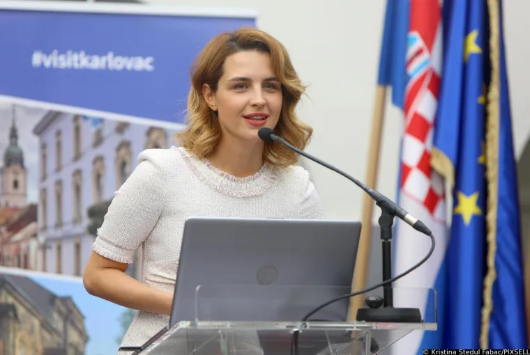 Davor i Doris svoje brakove su okončali prije dvije godine, otkad nisu imali ozbiljne ljubavne romanse. Naime, Doris nije htjela govoriti o svojoj novoj vezi u medijima, htjela je privatni život čuvati dalje od javnosti zbog torture koju je prošla 2020. godine nakon razvoda od Borisa Rogoznice nakon sedam godina braka.