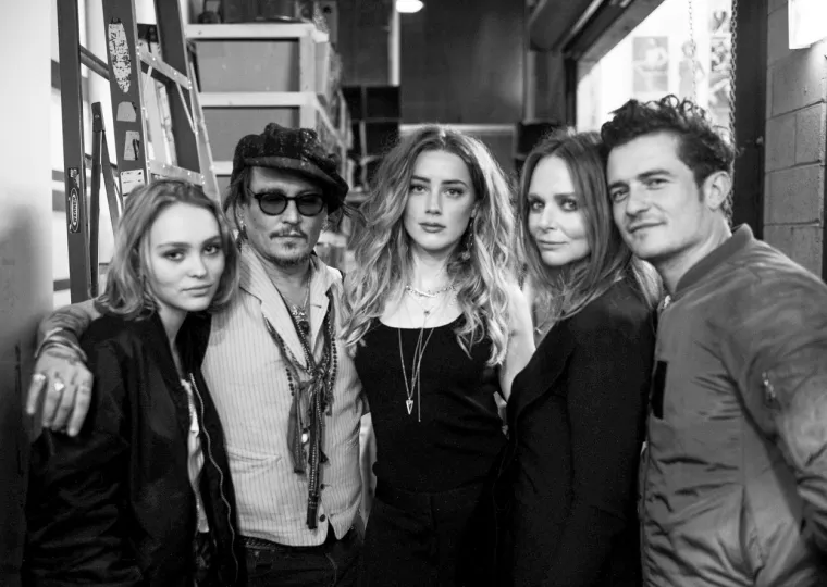 U razgovoru s Deppovom odvjetnicom Camille Vasquez, Howell je rekla: &apos;Sjedila sam točno gdje sjedim sada jer sjedim za svojim stolom u uredu. Tako sam sjedila upravo ovdje za svojim računalom. U to su vrijeme tamo su bila dva crno-bijela stolca sa stolom između njih. Whitney je sjedila na jednom od crno-bijelih stolaca.