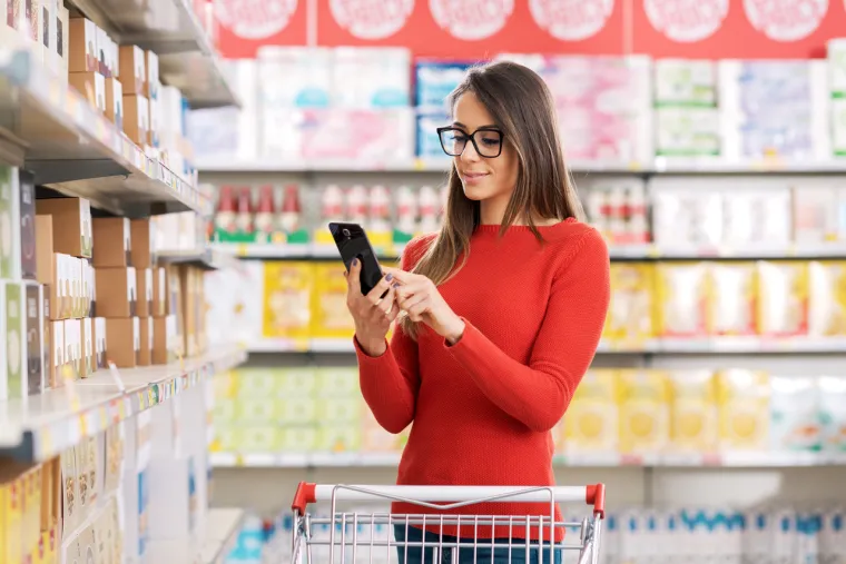 Ugledajte se na bake, djedove ili roditelje koji su u mirovini. Umirovljenici su majstori za raspolaganje novcem i za &scaron;tednju. 
18 Prije, nego &scaron;to letke trgovačkih lanaca transferirate iz po&scaron;tanskog sandučića u kantu za papir, pogledajte &scaron;to je na popustu te zaokružite ono &scaron;to vam treba, pa kad skupite popuste iz trgovina u kojima tro&scaron;ite, napravite plan i obavite shopping.