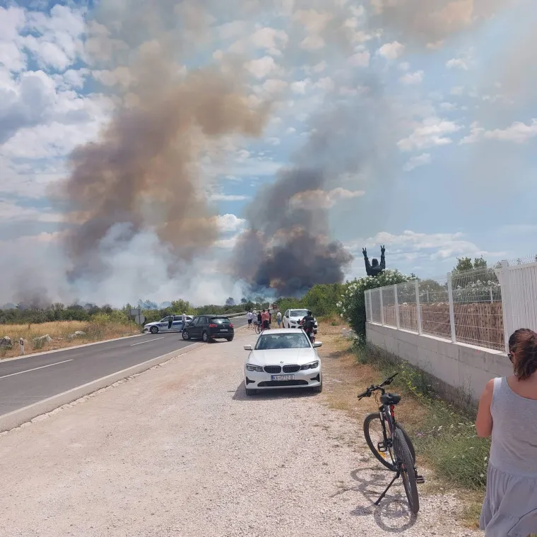 Trenutno gore tri požara, u roku od 5 minuta počelo je gorjeti na tri mjesta: 'U gužvi smo...'